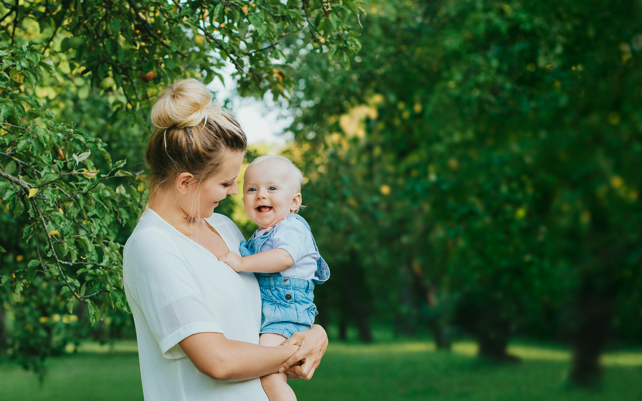 Kind auf Arm der Mutter