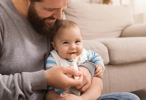 Baby liegt auf dem Rücken
