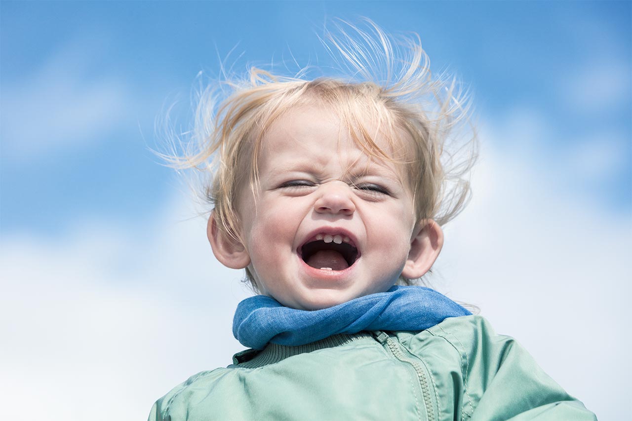 Gros plan sur un enfant en bas âge