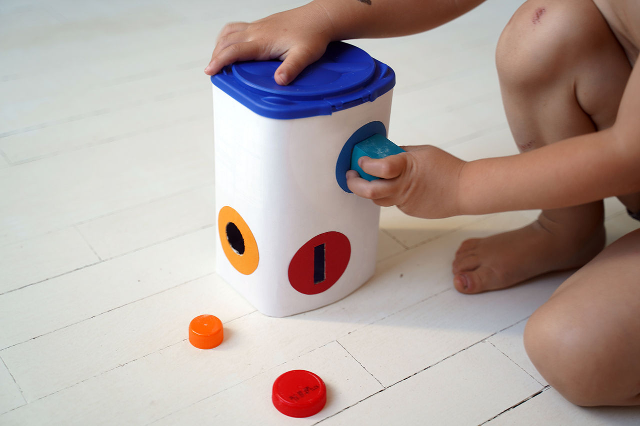 bébé qui joue