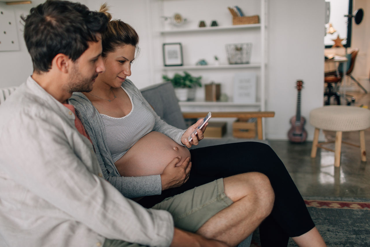 Femme enceinte avec iPad