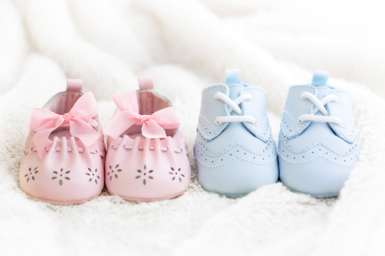 Chaussures de bébé en rose et bleu