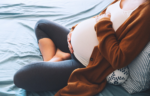 Une femme enceinte se tient le dos