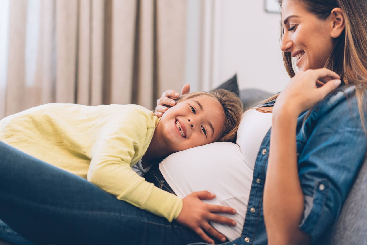 Une mère enceinte avec un enfant en bas âge