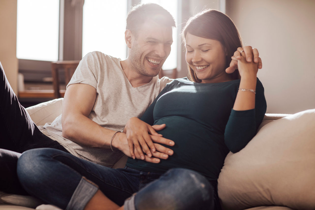 Femme enceinte avec son conjoint