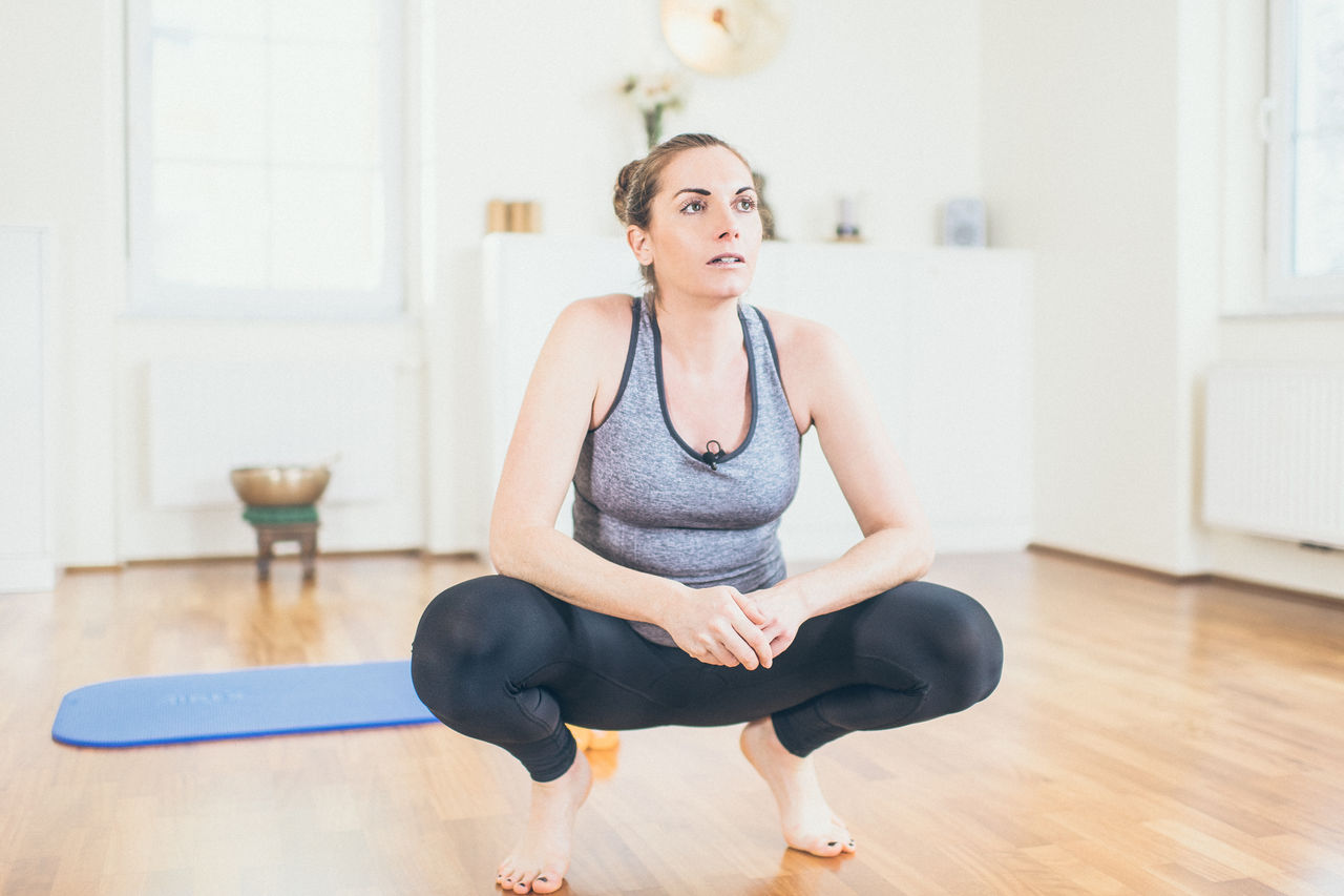 Une femme enceinte fait du sport