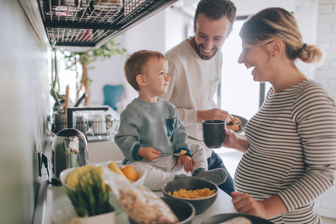 Femme enceinte avec enfant en bas âge dans la cuisine