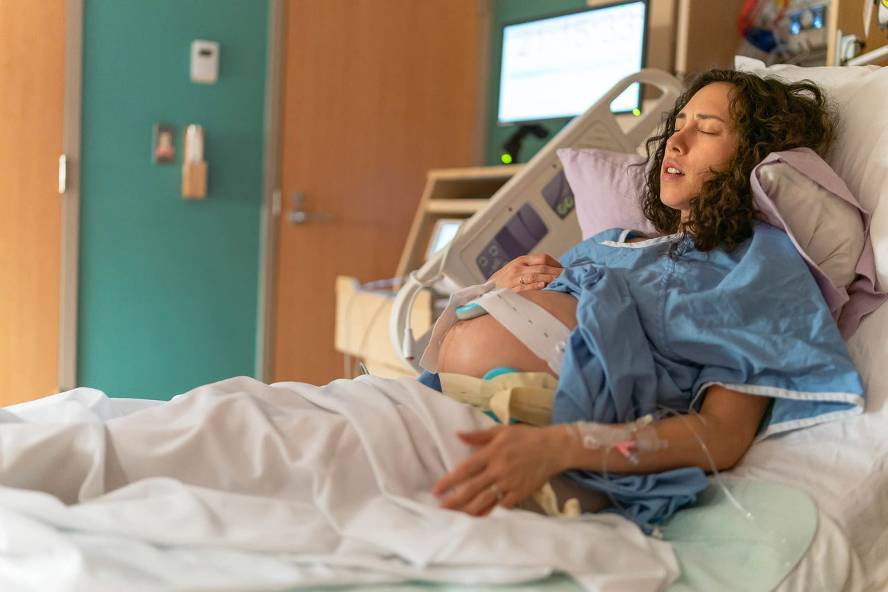 Schwangere Frau im Krankenhausbett