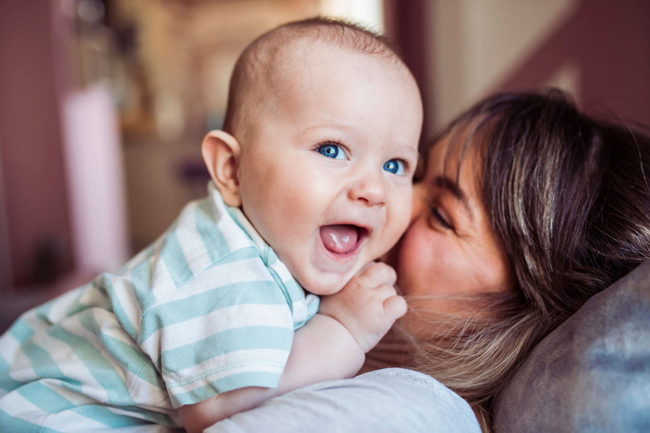 Mutter hält ihr lachendes Baby