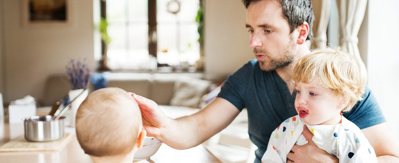 Vater mit Baby und Kleinkind