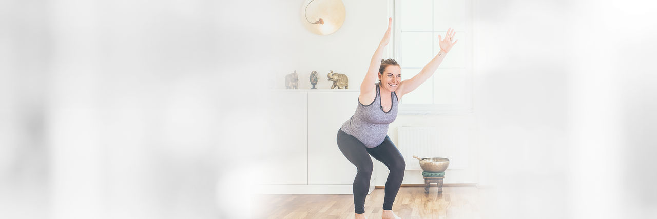 Schwangere Frau macht  Pilates